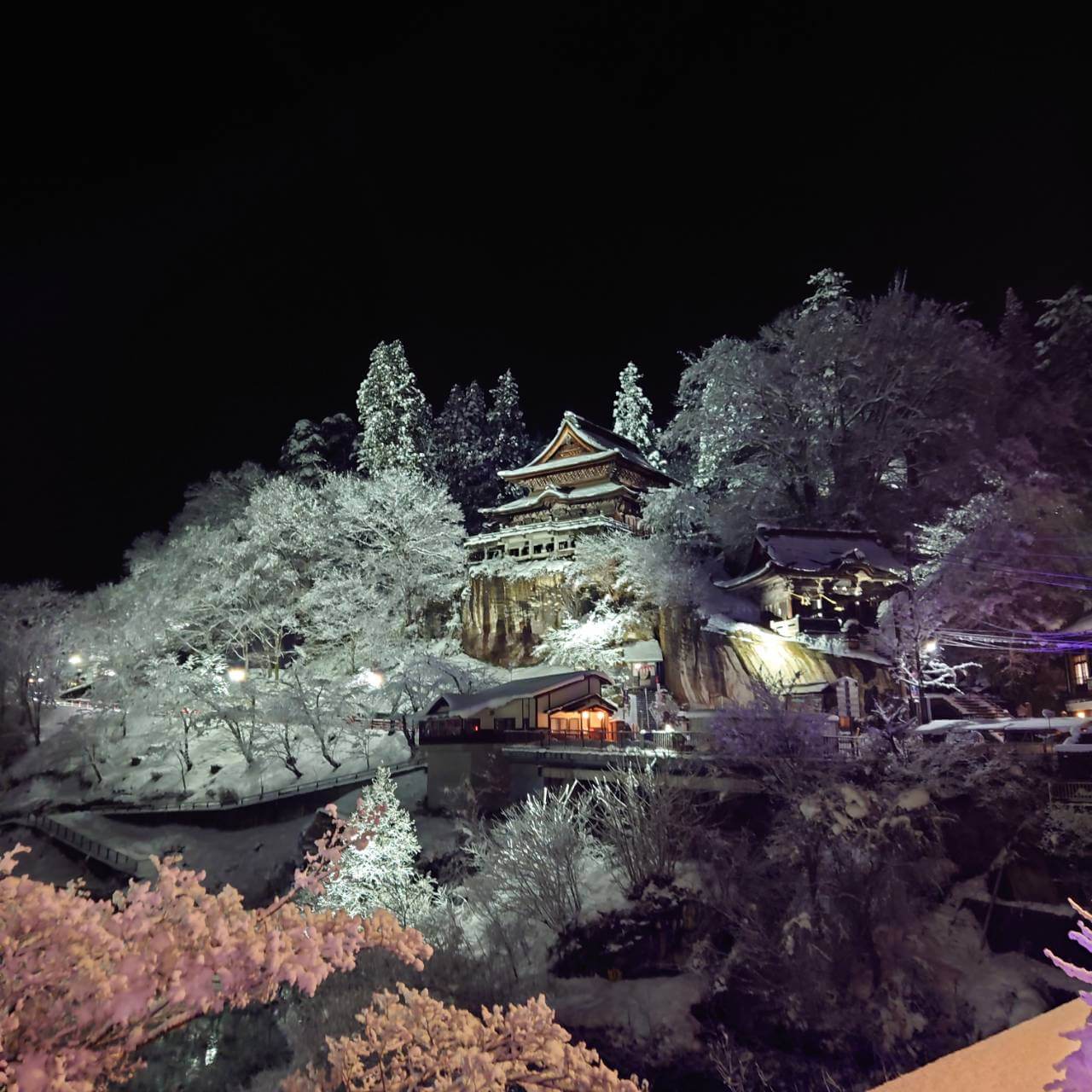 今年最後は、お客様の撮った素敵な一枚　　　　　雪景色円蔵寺ライトアップ